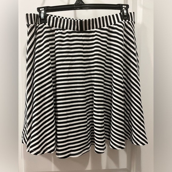 Black and white a line skirt - Picture 1 of 5
